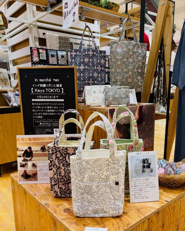 前回お越しいただいたお客様もお越しいただきとても嬉しいです💓
直接楽しくお話しできるPop upの機会は本当に貴重で、たくさん元気をいただいています😊

20日と21日はワークショップも開催しておりますのでお近くにお越しの際はぜひお気軽にお立ち寄りください😌

\ イベントのお知らせ /

9月18日〜9月24日(最終日は19時まで)京急百貨店上大岡駅にてPOPUPを開催させていただきます。

人気企画のインド刺繍リボンハギレよりどり7点550円(税込)開催！刺繍生地ハギレよりどりも同時開催✨✨

インド刺繍リボンや刺繍生地などの素材に加えて、バッグやショルダーストラップ、ポーチなどの雑貨も多数ご用意しております。

毎回大人気のハッピーバッグも一日5セット限定で販売いたします。
ポップアップ限定商品もたくさんご用意しておりますので、お近くにお越しの際はぜひお気軽にお立ち寄りください。

開催場所: 京急百貨店上大岡駅
3階　マルシェ2
開催期間: 9月18日から9月24日(最終日は19時まで)

@keikyu_dept_aumarche

🎀ショルダーストラップワークショップ🎀

■開催日：9/20(土)・9/21(日)

10：30/12：00/13：30/15：00/16：30※

※16：30の回は土曜日のみの開催となります。

■会場：3階＝婦人雑貨売場【オゥ マルシェ】インマルシェ2

■募集人数：各回最大2名様

■料金：税込2,200円（材料費込み）

■予約受付：9月18日(木)午前10時より

3階＝婦人雑貨売場【オゥ マルシェ】インマルシェ2 店頭にて受付

お電話での予約につきましては、9月18日(木)正午より開始

※店頭予約が優先となります為、枠が埋まり次第終了とさせていただきます。

ワークショップに関するお問い合わせ：京急百貨店ナビダイヤル0570-045-848

作成には手芸用テープを使い、針や糸は使わないため、お子様も楽しくお作りいただけます！

※お子様がご参加される場合には保護者様のご同伴が必須となります。

ワークショップご参加者様に
インド刺繍リボンのハギレよりどり5本をプレゼントいたします

#京急百貨店
#手芸素材
#インド刺繍リボン 
#刺繍生地
#ワークショップ