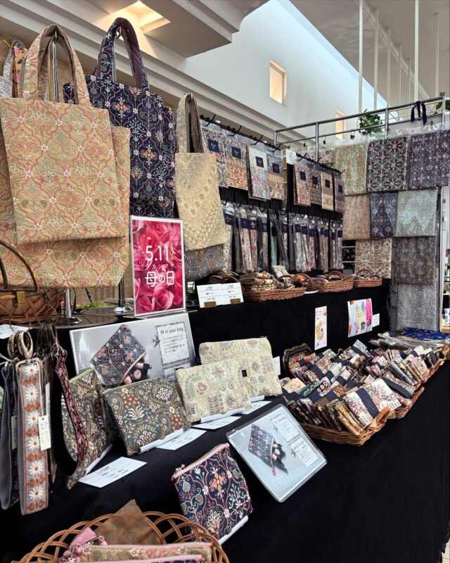 横浜高島屋での1週間のPOP UP、
たくさんのご来場ありがとう
ございました✨
遠方から足を運んでくださった方、
リピートでお越しくださった方、
本当にありがとうございました☺️
たくさんお話できた時間は
とても楽しく、あっという間の
一週間でした✨

また、横浜高島屋の売り場スタッフの
皆様には、期間中を通して温かく、
そして細やかにサポート
いただきましたこと、
心より感謝申し上げます🕊️

次回POP UPは4月29日から
１か月間、誠品生活日本橋店
（COREDO室町テラス２F）にて
開催となります。
お近くにお越しの際はぜひ
お立ち寄りください🌿

#インド刺繍リボン #ハンドメイド素材 
#誠品生活日本橋　#POPUPEVENT
#母の日ギフト