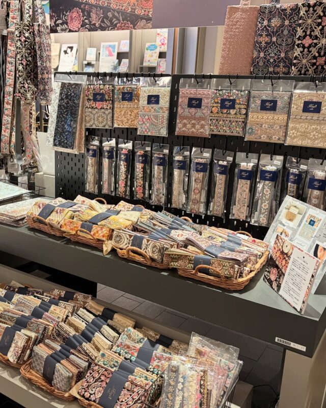 本日4月29日から１か月間、
誠品生活日本橋店（COREDO室町テラス２F）にて開催しております。
お近くにお越しの際はぜひお立ち寄りください🌿(Keys TOKYO スタッフは在店しておりません)

４月2９日〜５月２９日　

#母の日ギフト 
#インド刺繍リボン 
#ハンドメイド素材 
#誠品生活日本橋　#インド刺繍生地