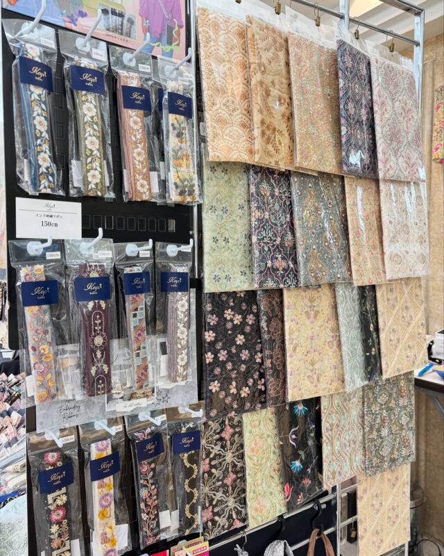昨日より横浜高島屋さんでの
ポップアップ始まりました✨✨
たくさんのお客様にお越しいただきありがとうございました😊

いろいろなお客様とお話しさせていただきとても楽しかったです☺️

本日もみなさまのお越しをお待ちしております✨✨

《 ポップアップ開催のお知らせ 》

\ イベントのお知らせ /
4月16日（水）〜 4月22日（火）
(最終日は17時まで)
横浜高島屋店にてPOPUPを
開催させていただきます。

今回はインド刺繍リボンや生地などの
素材に加えて、母の日のギフトに
ぴったりなバッグやポーチ、
ショルダーストラップなどの
雑貨も多数ご用意しております。

毎回大人気のハッピーバッグも
一日5セット限定で販売いたします。

ポップアップ限定商品もたくさん
ご用意しておりますので、
お近くにお越しの際はぜひお気軽に
お立ち寄りください。

◇ POP UP概要 ◇
開催期間：4月16日（水）〜 4月22日（火）
開催場所：横浜高島屋　7F
営業時間：10時〜20時（最終日は17時まで）

#横浜高島屋

#イベント横浜
#インド刺繍リボン 
#母の日ギフト
#刺繍生地