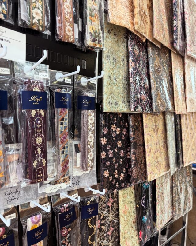 【本日17時まで】横浜高島屋7階　ポップアップ開催中です✨

お気軽にお立ち寄りください☺️

《 ポップアップ開催のお知らせ 》

\ イベントのお知らせ /
4月16日（水）〜 4月22日（火）
(最終日は17時まで)
横浜高島屋店にてPOPUPを
開催させていただきます。

今回はインド刺繍リボンや生地などの
素材に加えて、母の日のギフトに
ぴったりなバッグやポーチ、
ショルダーストラップなどの
雑貨も多数ご用意しております。

毎回大人気のハッピーバッグも
一日5セット限定で販売いたします。

ポップアップ限定商品もたくさん
ご用意しておりますので、
お近くにお越しの際はぜひお気軽に
お立ち寄りください。

◇ POP UP概要 ◇
開催期間：4月16日（水）〜 4月22日（火）
開催場所：横浜高島屋　7F
営業時間：10時〜20時（最終日は17時まで）

#横浜高島屋

#イベント横浜
#インド刺繍リボン 
#母の日ギフト
#刺繍生地