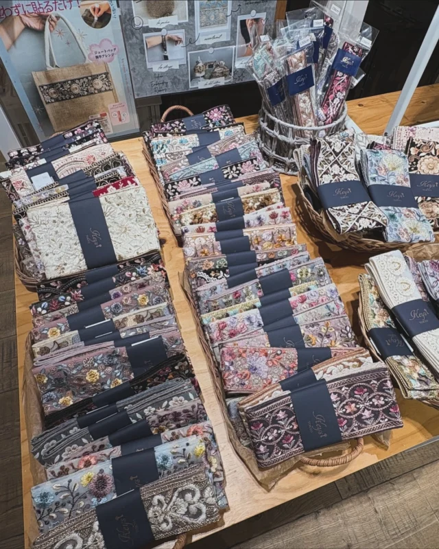 🎀ルミネカード10％オフキャンペーン開催中🎀 11/13(木)～11/19(水)

11/4から12/4まで
有隣堂ルミネ横浜店(B2F)でpop up 開催中です🎀
(※Keys TOKYOスタッフは13日,15日,19日のみ在店)

手に取るだけで心が華やぐイベントシーズンにぴったりの素材や、ギフトに喜ばれる小物をたくさんご用意しています。

お気軽にお立ち寄りください😌

#インド刺繍リボン 
#刺繍生地
#ハンドメイド素材
#刺繍バッグ 
#ハンドメイド
#有隣堂ルミネ横浜店