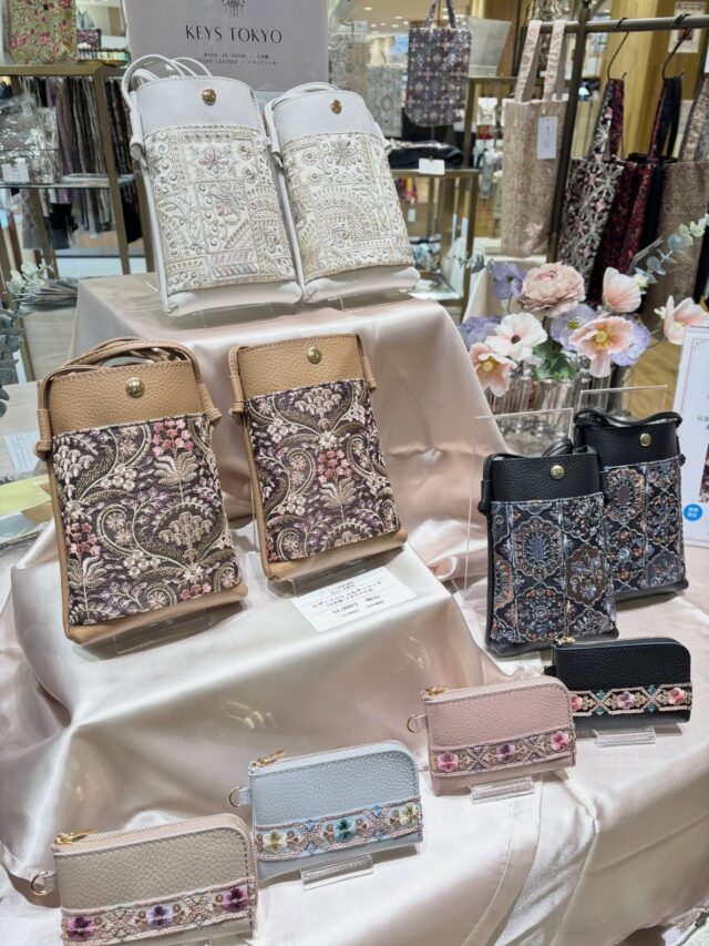 POP UP 開催中☘️

インド刺繍生× イタリアンレザー
Made in Japan のミニショルダーバッグやミニマルウォレットが初登場。

上質な素材を日本で丁寧に仕立てました。
美しい刺繍が施された、日常にも特別な日にも映える一品です。

ご自身用にはもちろん、
大切な方へのギフトとしても人気です🎁

ぜひお気軽にお立ち寄りください✨✨

◇ POP UP概要 ◇
開催期間：3月18日（水）〜 3月24日（火）
開催場所：グランデュオ立川 1階

#グランデュオ立川
#立川イベント
#インド刺繍リボン
#ギフト
#刺繍