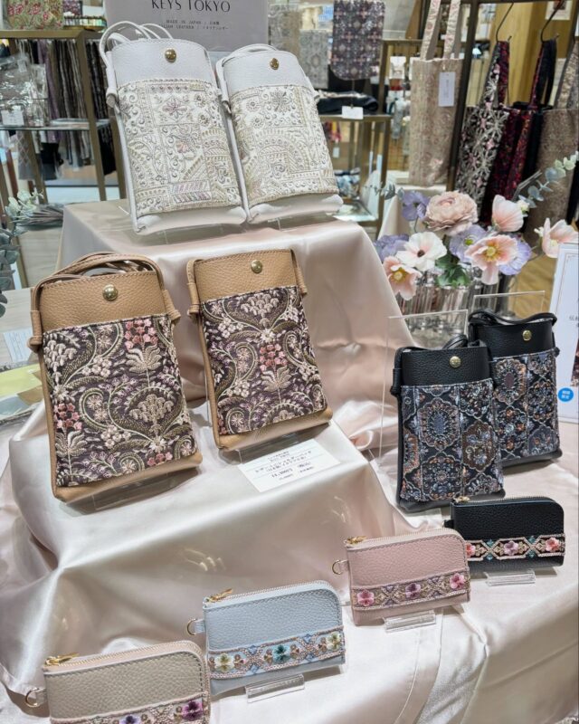 【ポップアップのお知らせ】

明日4月10日（金）より
コレド室町テラス2F誠品生活日本橋でのポップアップがスタートします🌷

新しくお届けするのは、刺繍の美しさを引き立てるレザーアイテム。厳選したインド刺繍リボンや生地を贅沢に使い、国内で丁寧に仕立てたポーチやバッグをご用意しました。イタリアンレザーの質感と、緻密な刺繍が織りなす上品な仕上がりで、ギフトにもおすすめです🎁

また、これからの季節にぴったりの、色とりどりの刺繍リボンや素材を豊富にご用意しております。

POP UP限定商品もございますので、お近くにお越しの際はぜひお気軽にお立ち寄りください。

◇ POP UP概要 ◇
開催期間：4月10日（金）〜 
5月21日（木）
開催場所：誠品生活日本橋
コレド室町テラス2階

#誠品生活日本橋
#ハンドメイド
#インド刺繍リボン
#母の日ギフト
#popup