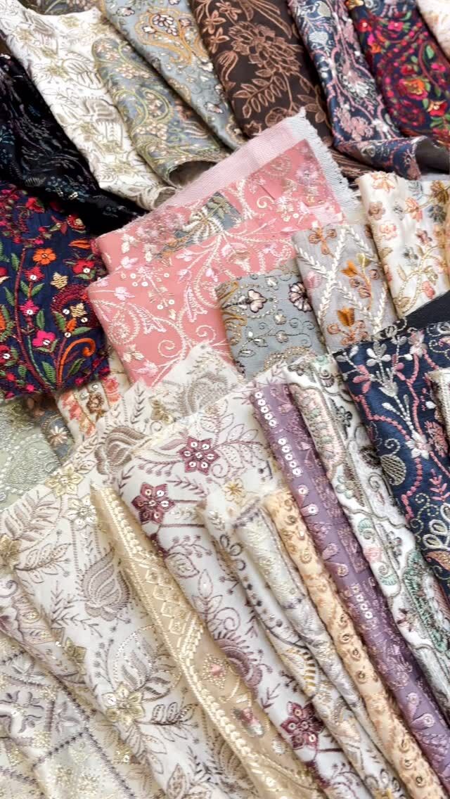 昨日はたくさんのお客様にブースにお越しいただきありがとうございました🌿

本日も「インド刺繍リボン&インド刺繍生地ハギレのよりどり」開催中💡
定番商品をはじめ、ブロックプリント生地やハギレ、タッセル等イベント限定商品も多数ご用意しております✨✨

ハンドストラップやショルダーストラップ、ヘアアクセサリーなどの完成品や、貼るだけで簡単に作れるキットも販売しております。
ハンドメイド初心者さんや、普段ハンドメイドをされない方もぜひお越しください💓

LINE友だち追加で素材博覧会で使用できるクーポンも配布中です🍀

みなさまにお会いできるのを楽しみにしております☺️

【イベント詳細 】

✦ 日時
2026年6月4日(木) 〜 6月6日(土)
10:00 〜 17:00（※初日4日のみ 18:00まで）
✦ 会場
KIITO（デザイン・クリエイティブセンター神戸）
〒651-0082 兵庫県神戸市中央区小野浜町1-4
✦ ブース
C103、C107
✦ 入場料
500円（3日間通し・中学生以下無料）

詳しくは
@sozai_expo

#素材博覧会
#ハンドメイド
#インド刺繍リボン
#ハンドメイド資材
#手芸