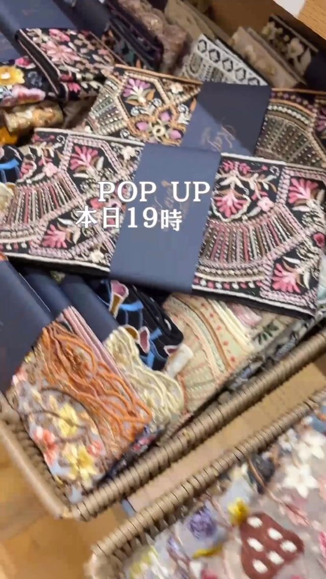 本日最終日19時まで✨
POP UP 京急百貨店上大岡

インド刺繍リボンや
生地などの素材に加え、
軽やかなブロックプリントの
スカーフや、
華やかなインド刺繍が映えるイタリアンレザーのバッグやポーチなどの雑貨も多数ご用意しております。
ぜひお気軽にお立ち寄りください💓

#インド刺繍リボン #刺繍生地 #ハンドメイド素材 #京急上大岡 #スマホショルダー