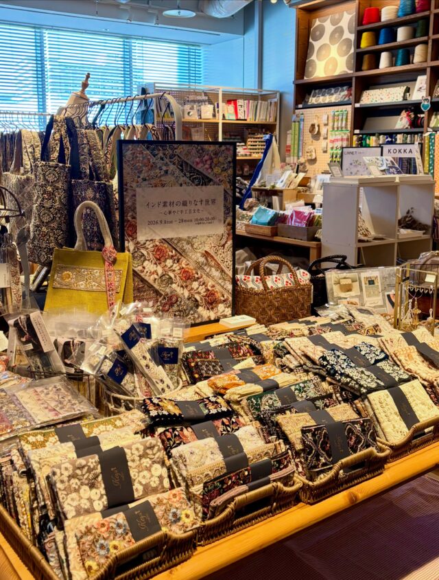 本日よりスタート🎀
\ POP UPのお知らせ /

9月1日から9月28日約1ヶ月間
蔦屋書店枚方T-SITE  4F 
shugei lab.@shugeilab_htにてPOPUPを開催

◆POP UP概要
開催期間：9月1日～9月28日
10:00-20:00
※最終日は17:00まで

開催場所：蔦屋書店枚方 T-SITE / 4F / shugei lab.

人気のインド刺繍リボンや刺繍生地、ブロックプリント生地等に加え、選りすぐりの素材で作ったバッグやストラップなどの商品をご用意いたしました。また、POP UP限定商品も多数ございます。

本日9/1はワークショップも開催中！
お気軽にお立ち寄りください😌

#ワークショップ
#枚方蔦屋書店
#インド刺繍リボン
#popup
#ハンドメイド