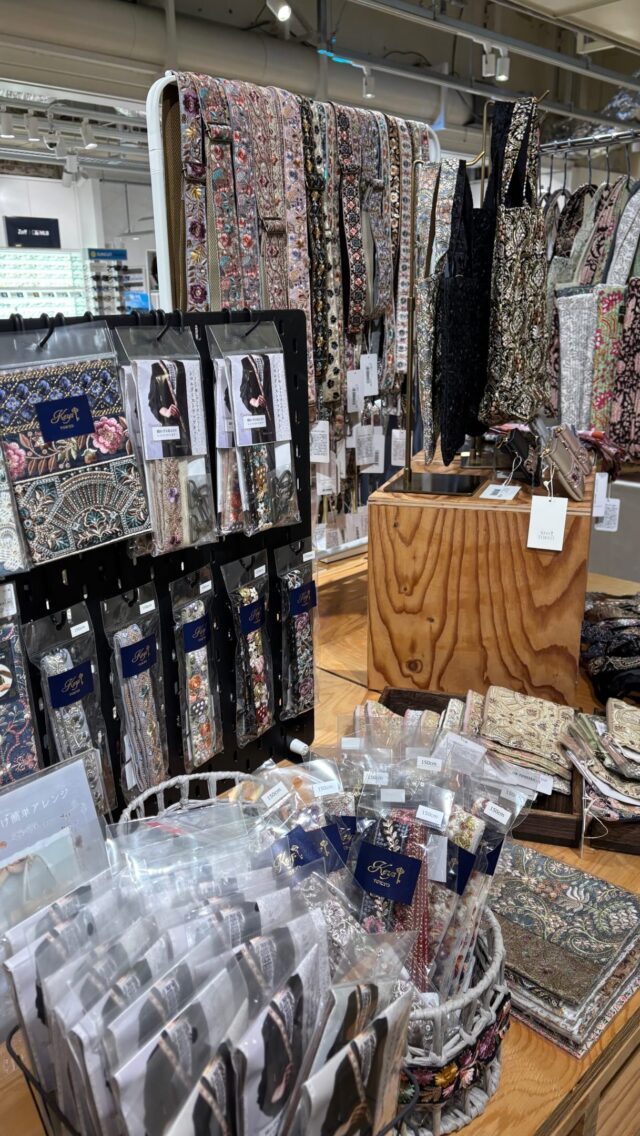 【ポップアップ開催中🥀】
9月4日（金）〜10月1日（木）
有隣堂 ルミネ横浜店で約1ヶ月間ポップアップを開催いたします✨

これからの季節を彩る素材や商品を多数取り揃えております💓
人気のインド刺繍リボンや刺繍生地等に加え、選りすぐりの素材で作ったバッグやストラップなどの商品をご用意いたしました。ご自身用にはもちろん、大切な方へのギフトにもおすすめです。
また、POP UP限定商品も多数ございます。
お気軽にお立ち寄りください💓

◇ POP UP概要 ◇
開催期間：9月4日(金)〜10月1日（木）
開催場所：有隣堂 ルミネ横浜店地下2階

#インド刺繍リボン
#ギフト
#popup
#ルミネ横浜