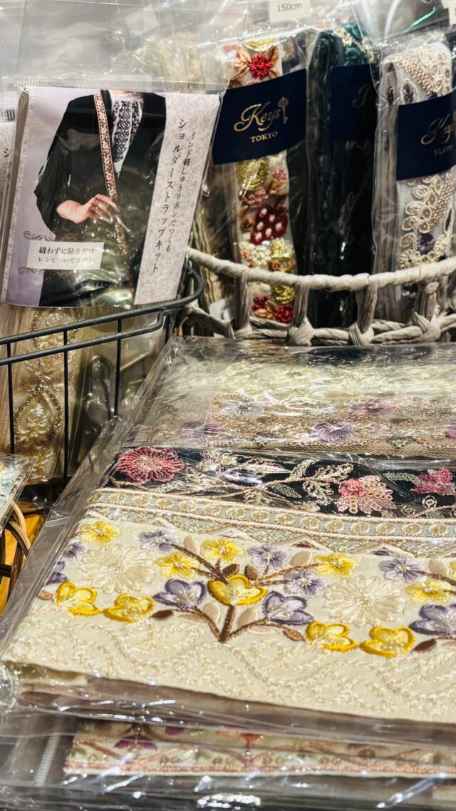 明日11時より🥀
【丸の内イベント出店のお知らせ】
9月13日(日)～14日(月) 
Marunouchi
Street Market
2026
丸の内ストリートマーケット 
に出店いたします。

これからの季節を彩る素材や商品を多数取り揃えております💓
人気のインド刺繍リボンや刺繍生地等に加え、選りすぐりの素材で作ったバッグやストラップなどの商品をご用意いたしました。ご自身用にはもちろん、大切な方へのギフトにもおすすめです。
また、限定商品も多数ございます。
ぜひお気軽にお立ち寄りください💓

◇ イベント概要 ◇
日時 ：
2026年9月13日(日)～14日(月) 11:00〜19:00

場所：東京駅前地下広場（丸の内側）
Area 3. C-34

アクセス：JR「東京駅」丸の内地下中央口改札よりすぐ
（丸ノ内線・東西線・千代田線などの主要地下鉄駅からも直結）

#インド刺繍リボン
#ギフト
#popup
#東京駅
#MarunouchiStreetMarket2026
