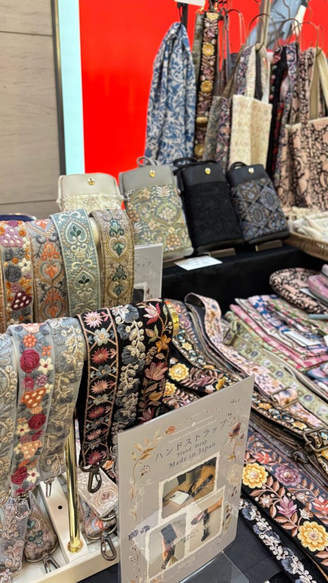 【丸の内イベント出店のお知らせ】
9月13日(日)～14日(月) 
Marunouchi
Street Market
2026
丸の内ストリートマーケット 
に出店いたします。

これからの季節を彩る素材や商品を多数取り揃えております💓
人気のインド刺繍リボンや刺繍生地等に加え、選りすぐりの素材で作ったバッグやストラップなどの商品をご用意いたしました。ご自身用にはもちろん、大切な方へのギフトにもおすすめです。
また、限定商品も多数ございます。
ぜひお気軽にお立ち寄りください💓

◇ イベント概要 ◇
日時 ：
2026年9月13日(日)～14日(月) 11:00〜19:00

場所：東京駅前地下広場（丸の内側）  Area3 C-34

アクセス：JR「東京駅」丸の内地下中央口改札よりすぐ
（丸ノ内線・東西線・千代田線などの主要地下鉄駅からも直結）

#インド刺繍リボン
#ギフト
#popup
#東京駅
MarunouchiStreetMarket2026